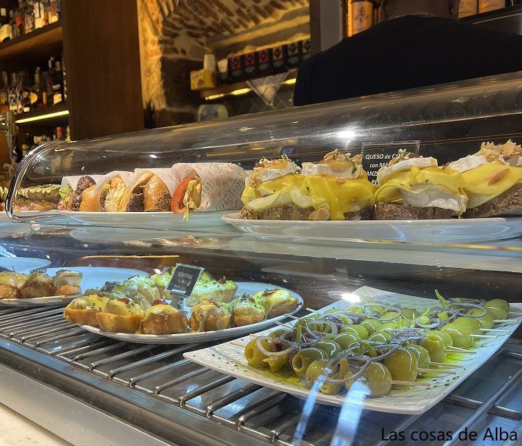 Barra de pintxos en Gure Toki de Bilbao en Plaza Nueva