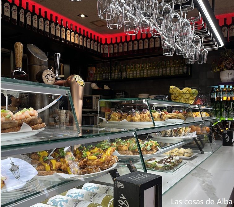 Barra de pintxos de Sorginzulo en Bilbao en Plaza Nueva